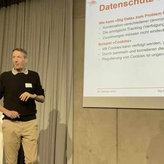 Michael Grossniklaus auf der Bühne bei einer Veranstaltung des Thurgauer Technologieforums