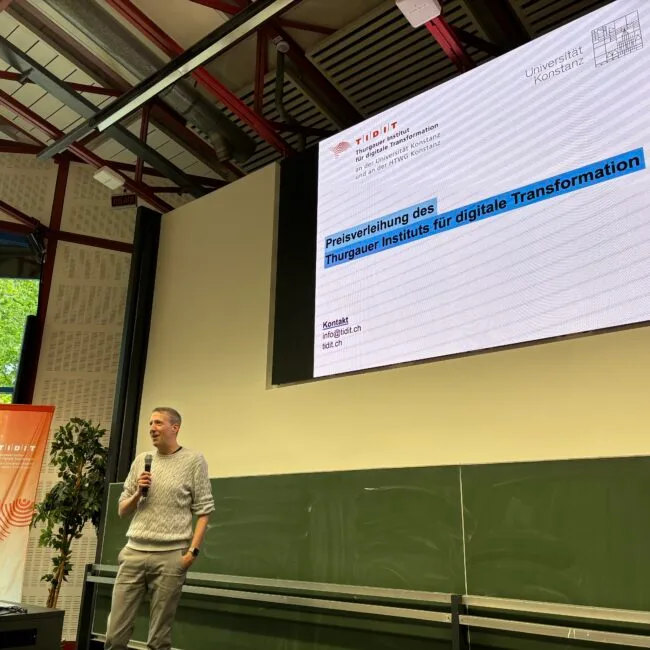 Michael Grossniklaus präsentiert den TIDIT-Preis 2025 an der Universität Konstanz