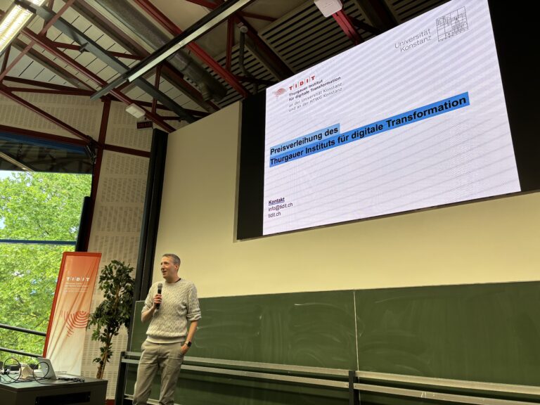 Michael Grossniklaus präsentiert den TIDIT-Preis 2025 an der Universität Konstanz