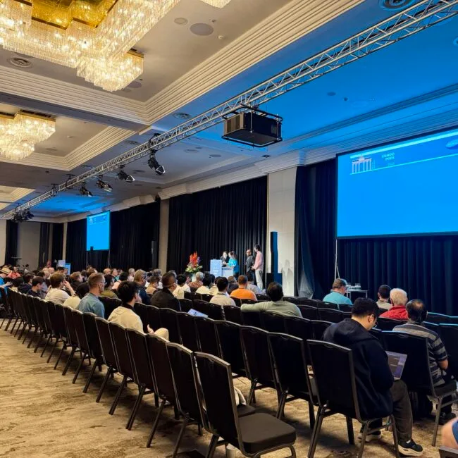 Publikum und Bühne des Konferenzraums bei der ACM SIGMOD/PODS 2025