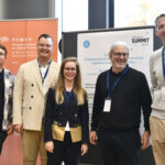 Tobias Weyrich, Davids Puiselis, Caroline Obolensky, Oliver Dürr und Michael Grossniklaus vor dem Pitch-Plakat des TIDIT am Bodensee Summit Digital 2025