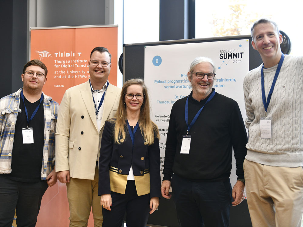 Tobias Weyrich, Davids Puiselis, Caroline Obolensky, Oliver Dürr und Michael Grossniklaus vor dem Pitch-Plakat des TIDIT am Bodensee Summit Digital 2025